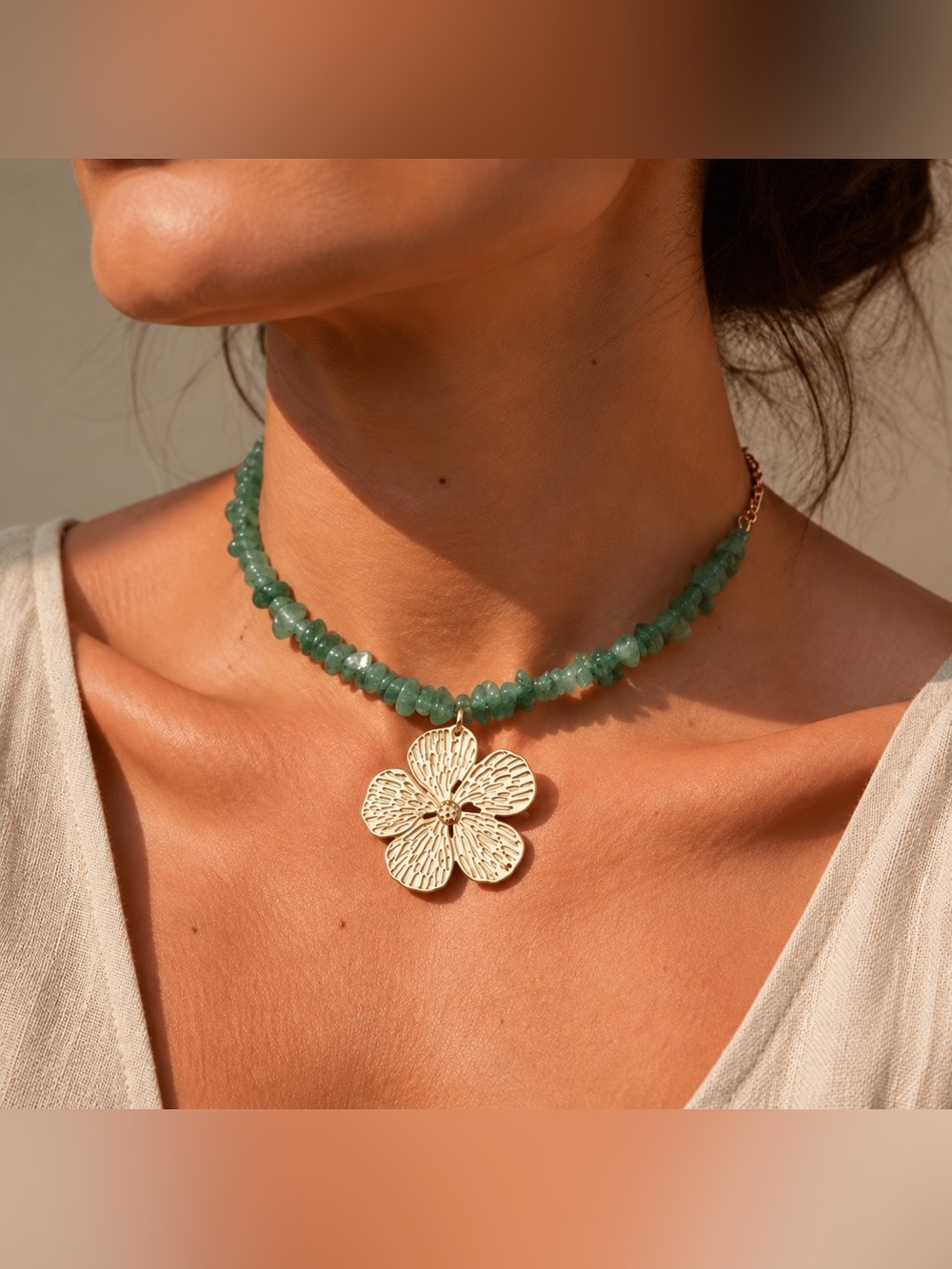 Green Stone Chip Choker Necklace Gold Tone Flower Pendant